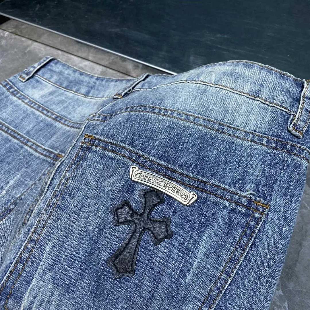P256 Chrome Hearts🌸Jeans are here🌸 Classic version series, versatile style, exclusive custom-woven and dyed 100% pure cotton high-weight denim fabric, high-tech washing! After the pants are finished, do heavy enzyme stone washing and rinsing! ✨Heavy leather embroidery➕denim cat whiskers✨Original hardware mold opening! Carrying various craft elements, this season’s most classic denim trousers! Suitable for all kinds of outfits and can be worn in all seasons. Recommended color: dyed denim blue. Code numbers: S, M, L, XL